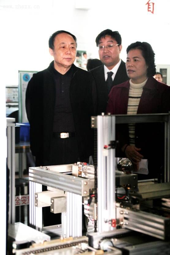 珠海市人大副主任余榮藹、珠海市教育局局長羅碧堅(jiān)與楊克誠副校長參觀學(xué)校電氣實(shí)訓(xùn)室